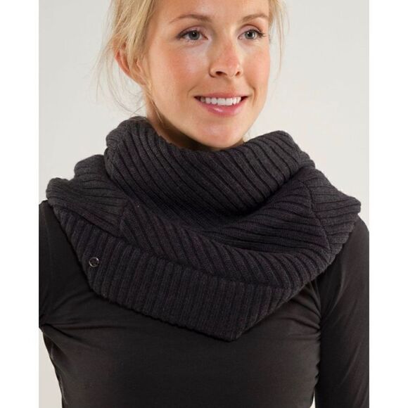 Lululemon Movement Neckwarmer
Heathered Black   - Picture 5 of 12